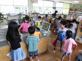 7 12 水 大放課の図書館 半田市立板山小学校